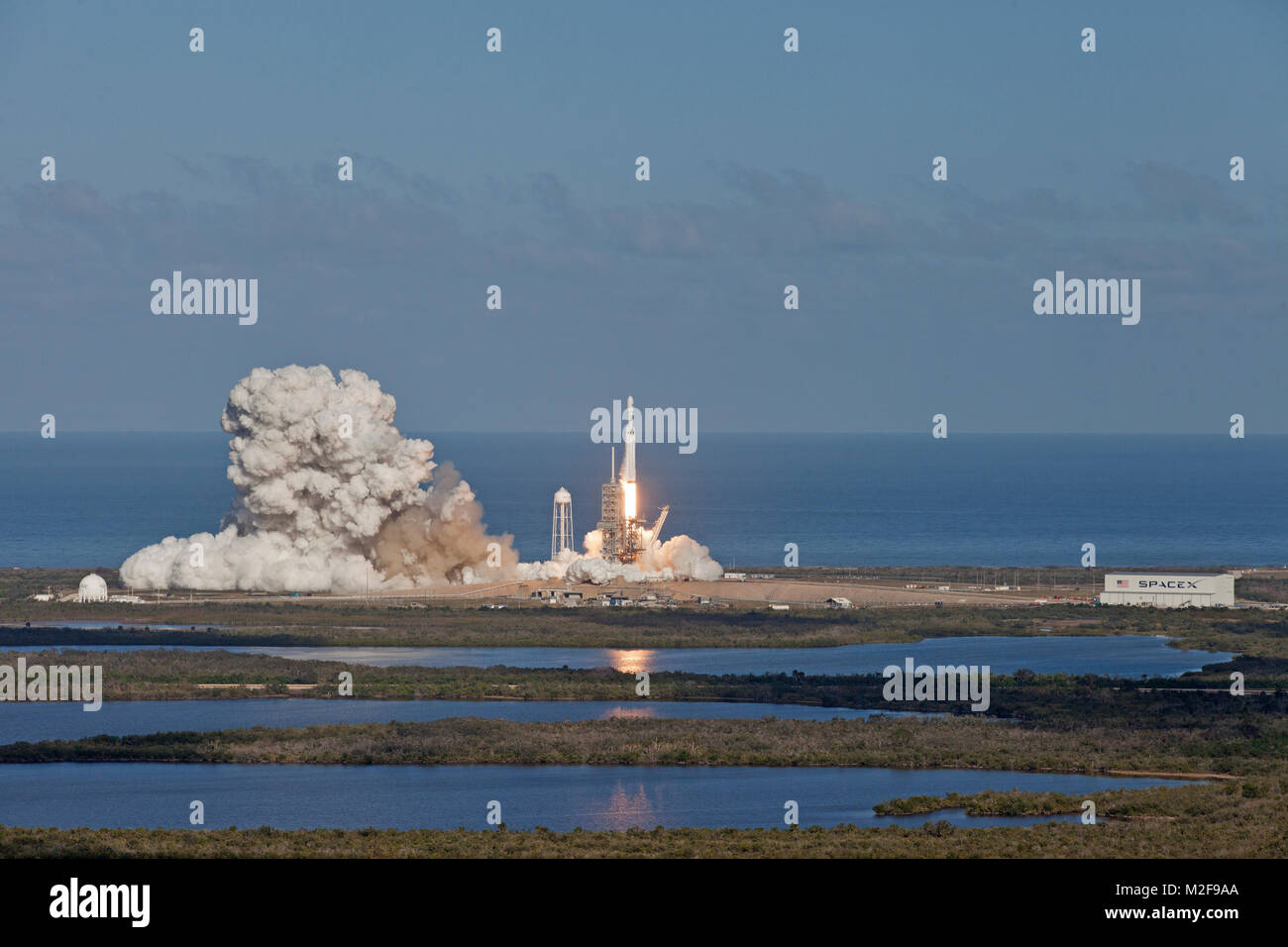 Cap Canaveral, Floride. Le 6 février 2018 . Un SpaceX Falcon Heavy rocket décolle dans l'espace pendant un vol de démonstration à partir de complexes de lancement 39A au Centre spatial Kennedy le 6 février 2018 à Cape Canaveral, en Floride. SpaceX a lancé avec succès la fusée la plus puissante du monde qui seront éventuellement transporter un équipage sur Mars. Credit : Planetpix/Alamy Live News Banque D'Images