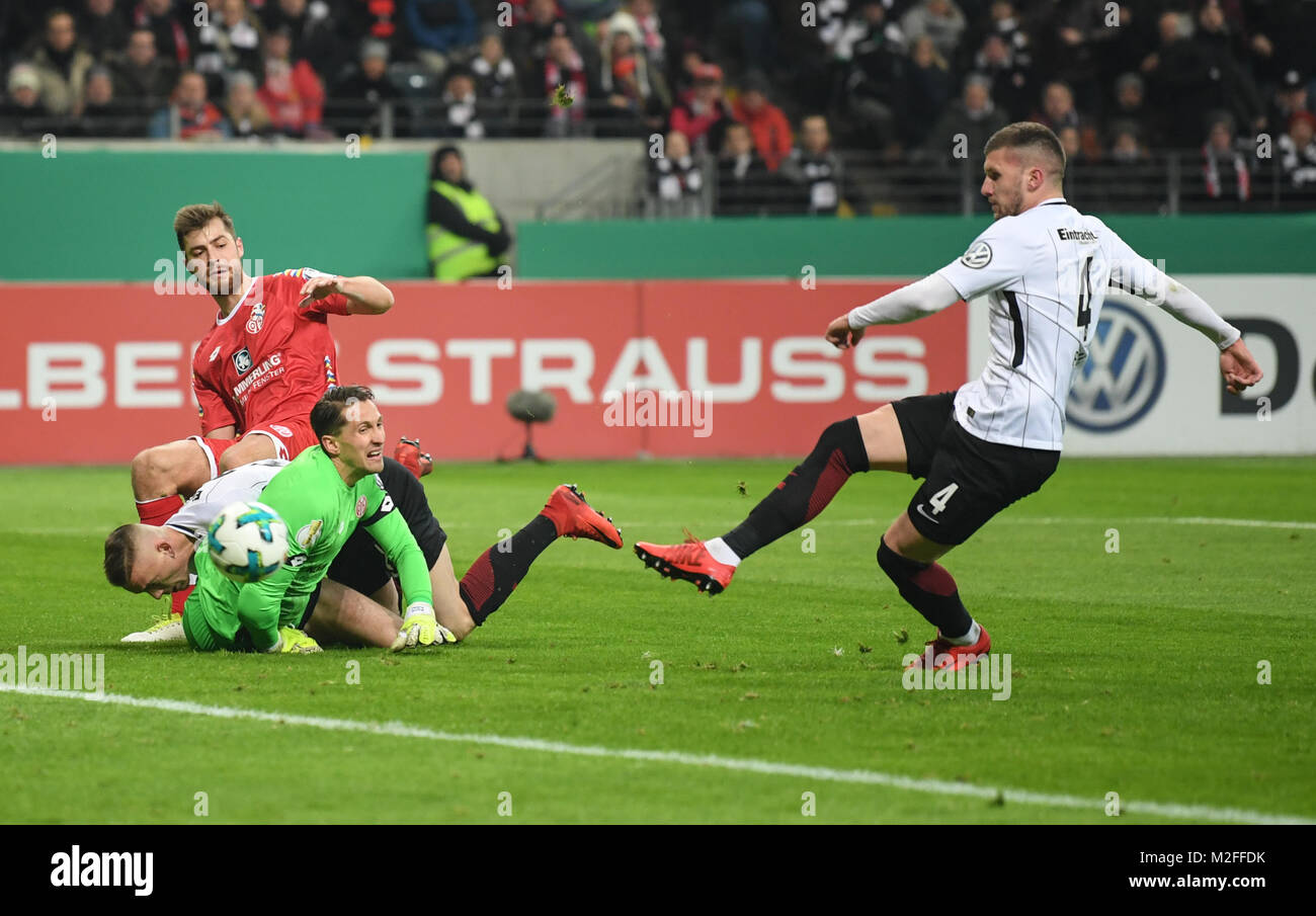 L'Ante Rebic (R) marque son premier but de la partie en présence de Marius Wolf (L) contre Mayence' Alexander Hack (retour) et le gardien de but René Adler au cours de la DFB Allemande Eintracht Francfort match quart entre et 1. FSV Mainz 05 dans la Commerzbank-Arena à Francfort am Main, Allemagne, 07 février 2018. (CONDITIONS D'EMBARGO - ATTENTION : La DFB interdit l'utilisation et la publication d'images séquentielles sur l'internet et autres médias en ligne pendant le match (y compris la mi-temps). ATTENTION : période de blocage ! La DFB permet l'utilisation et la publication de la Banque D'Images