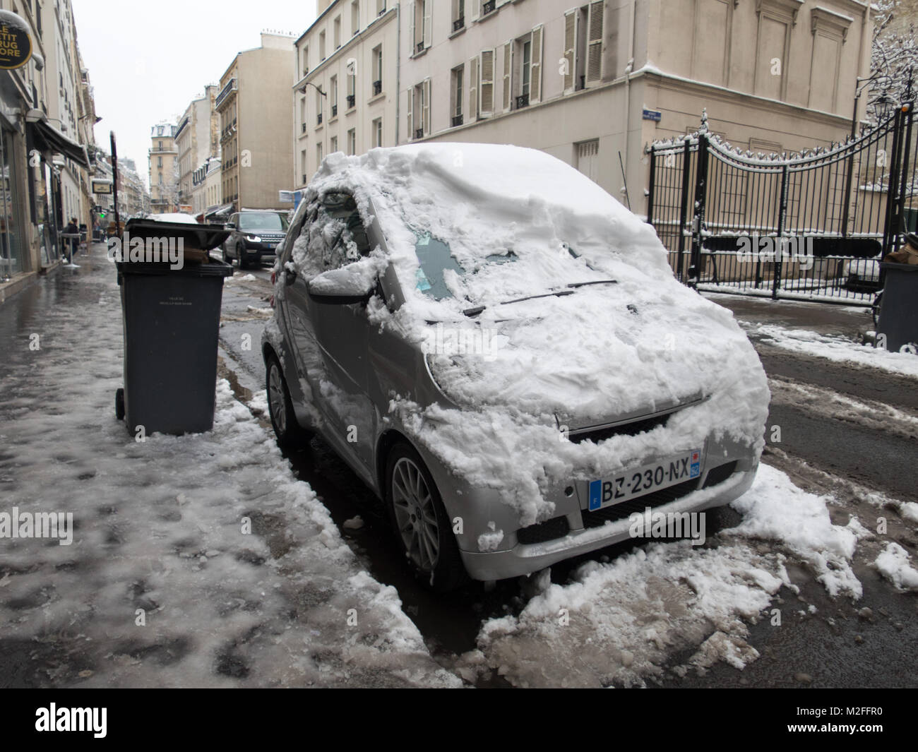 Paris, France. 7 Février, 2018. Neige à Paris et banlieue. Une épaisseur sans précédent depuis l'hiver de 1987. Au moins 12 cm de neige sont tombés depuis le mardi soir à Paris, et jusqu'à 20 cm dans les banlieues (Meteo France records). À 6h, 25 départements étaient encore en vigilance orange. Paris, France, le 7 février. Credit : Ania Freindorf/Alamy Live News Banque D'Images