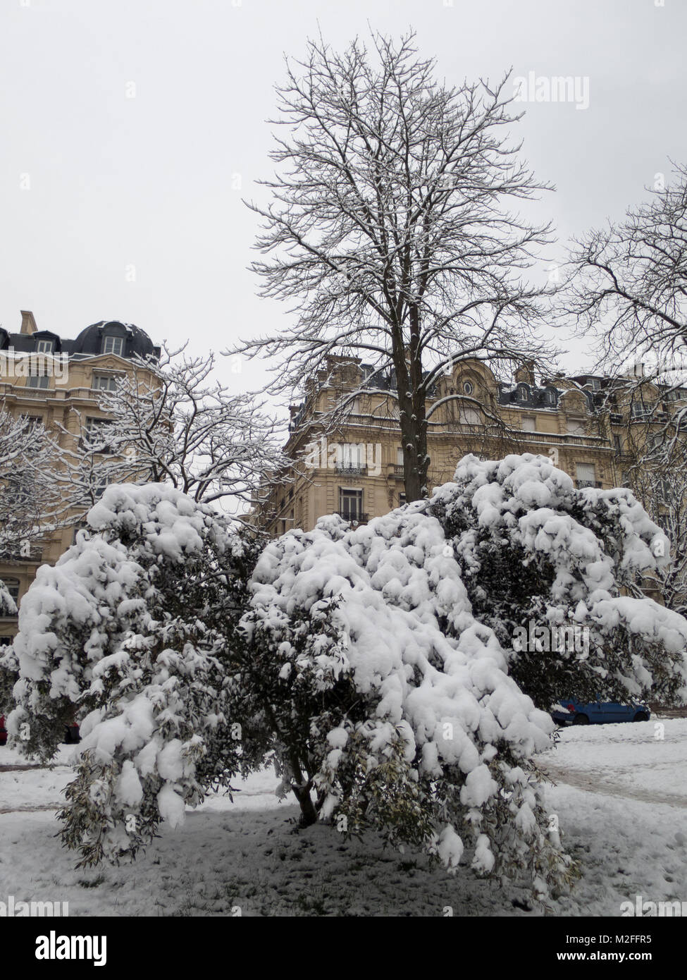 Paris, France. 7 Février, 2018. Neige à Paris et banlieue. Une épaisseur sans précédent depuis l'hiver de 1987. Au moins 12 cm de neige sont tombés depuis le mardi soir à Paris, et jusqu'à 20 cm dans les banlieues (Meteo France records). À 6h, 25 départements étaient encore en vigilance orange. Paris, France, le 7 février. Credit : Ania Freindorf/Alamy Live News Banque D'Images