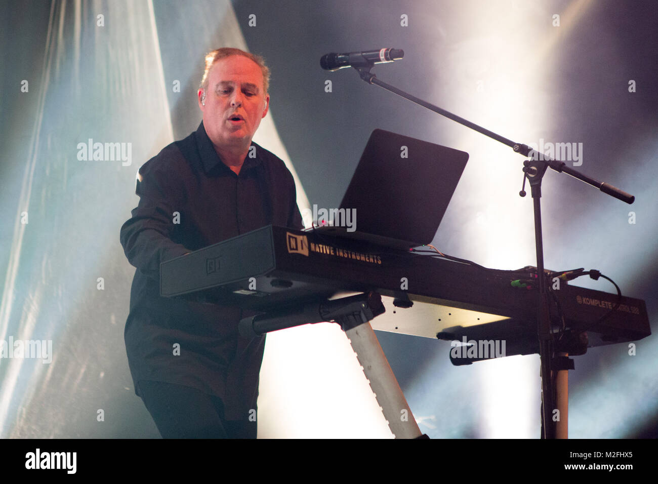 Norvège, Oslo - 7 février 2018. Le groupe de musique électronique anglais OMD effectue un concert live de la Rockefeller à Oslo. Ici le chanteur et musicien Paul Humphreys est vu sur scène. (Photo crédit : Gonzales Photo - Per-Otto IPPO). Gonzales : Crédit Photo/Alamy Live News Banque D'Images