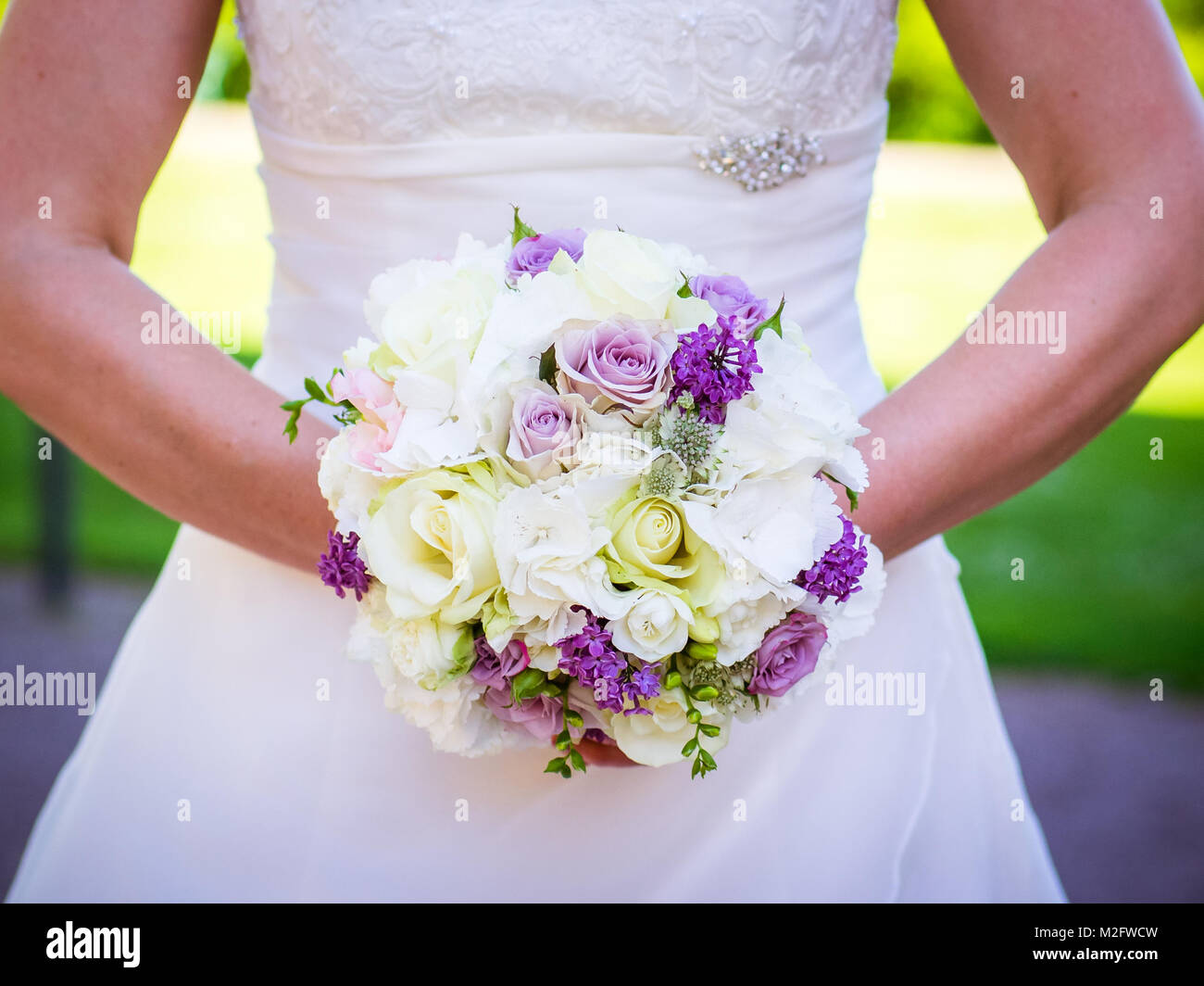 La mariée bouquet dans les mains de la mariée Banque D'Images