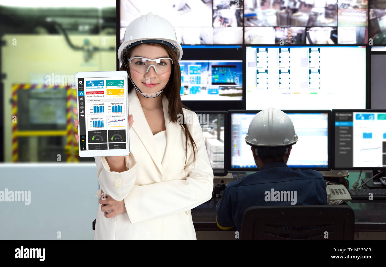 Salle de contrôle de processus et l'automatisation industrielle dans l'industrie 4.0 concept tendance de la technologie. Ingénieur, directeur manager monitoring temps réel travaux autom Banque D'Images