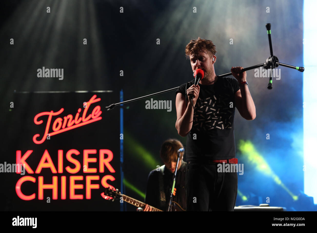 Ricky Wilson et Le Kaiser Chiefs effectuer sur la scène principale à l'Cornbury Music Festival 2017 [Credit:Andy Trevaskis] Banque D'Images