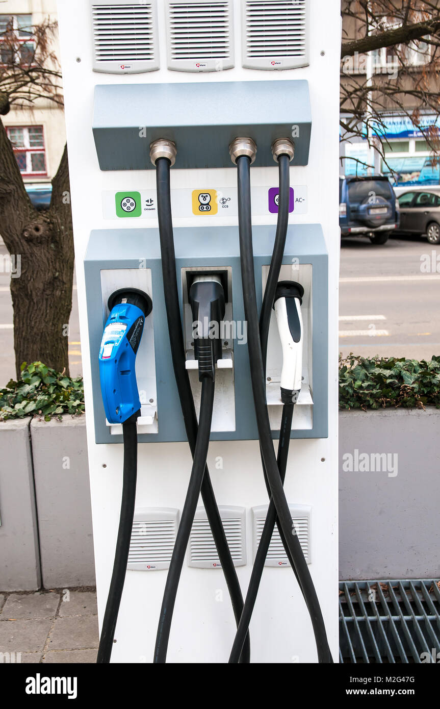 Prague, République tchèque, 2 février 2018, station de charge pour les voitures électriques et les voitures hybrides Banque D'Images
