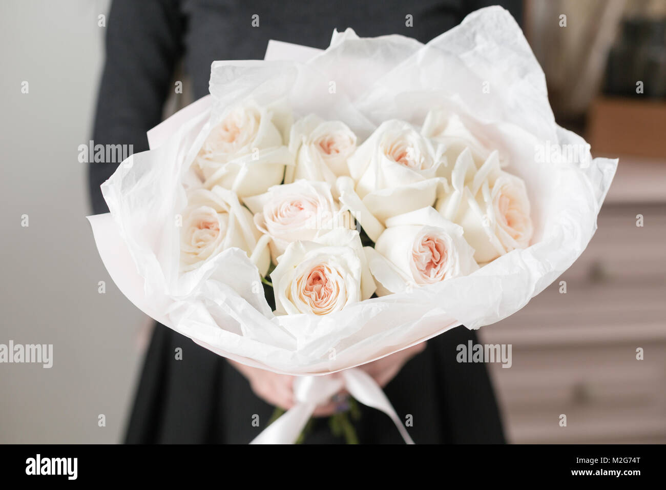 Luxe magnifique bouquet de rose blanche dans la main. femme le travail de la  fleuriste à un magasin de fleur. David Austin Photo Stock - Alamy