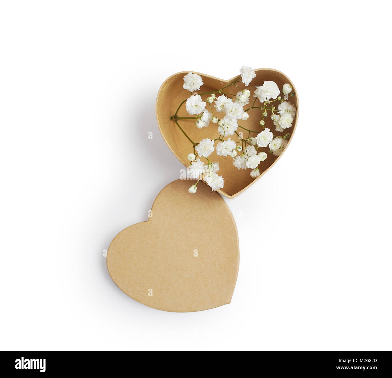 Boîte cadeau kraft à coeur ouvert avec des fleurs, masque de découpe isolé sur fond blanc, vue d'en haut, l'illustration pour la Saint-Valentin ou mariage Banque D'Images