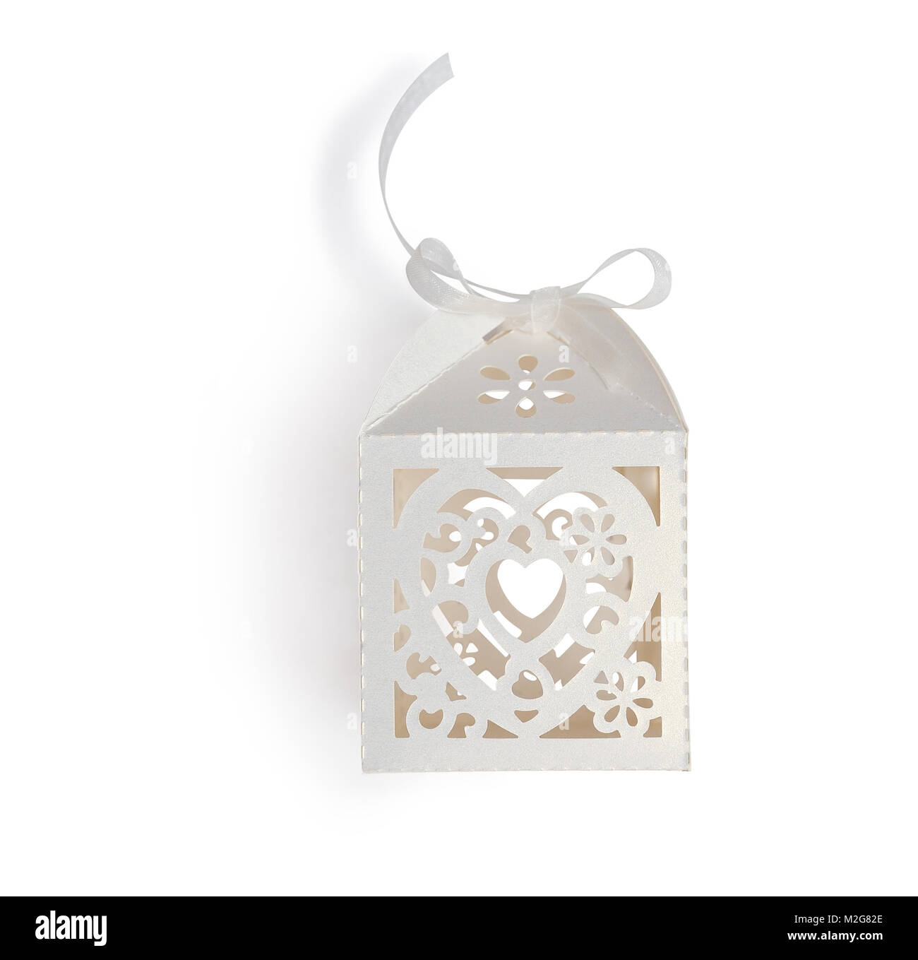 Vintage boîte-cadeau avec ruban blanc bow, masque de découpe isolé sur fond blanc, vue du dessus l'illustration pour la Saint-Valentin ou mariage Banque D'Images