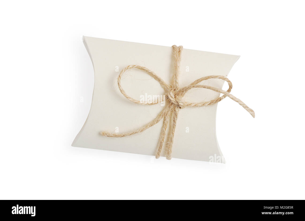Bonbonniere vintage boîte-cadeau avec corde ribbon bow, masque de découpe isolé sur fond blanc, vue du dessus l'illustration pour la Saint-Valentin ou mariage Banque D'Images