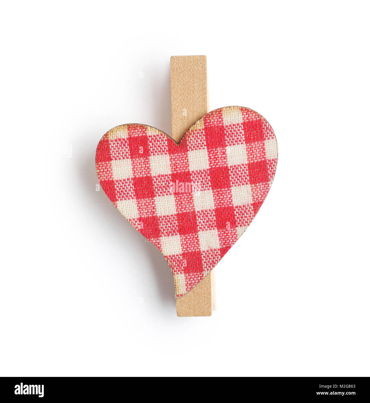Broche coeur en bois isolé sur masque de découpe isolé sur fond blanc, vue du dessus l'illustration pour la Saint-Valentin ou mariage Banque D'Images