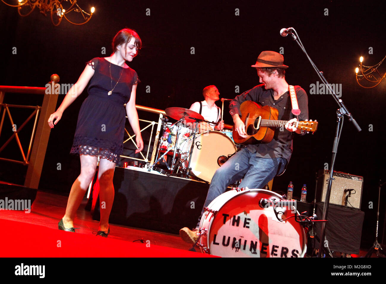 Die Folk-Rock-Bande Les Lumineers aus Denver, Colora im Amphitheater Hanau.  + + + 3S PHOTO / Foto : Sven-Sebastian Sajak Banque D'Images