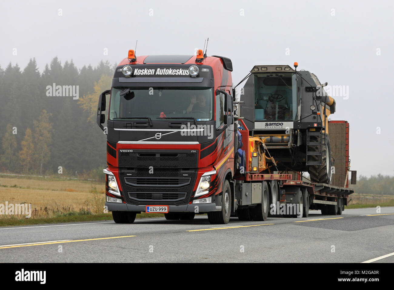 KOSKI TL, FINLANDE - le 29 septembre 2017 : Volvo FH semi-remorque de Kosken Autokeskus Sampo Rosenlew transporte le long de la route de la moissonneuse-batteuse en un jour brumeux d'un Banque D'Images