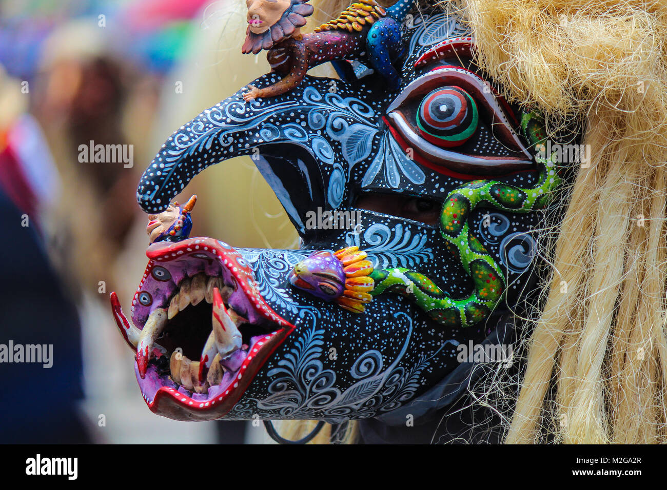 Terrifiant et monstrueux de masque noir et bleu 'Warrior' tastoan avec de nombreux détails peints à la main d'un carnaval traditionnel Mexicain Banque D'Images