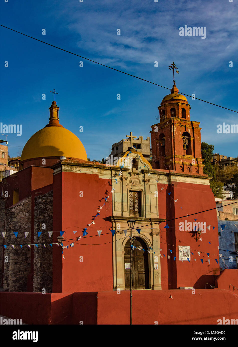 Ancienne et coloniale dans l'église rouge ville coloniale mexicaine avec ciel bleu Banque D'Images