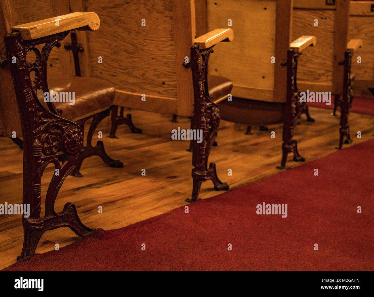 Vieilles chaises en bois dans le théâtre Banque D'Images