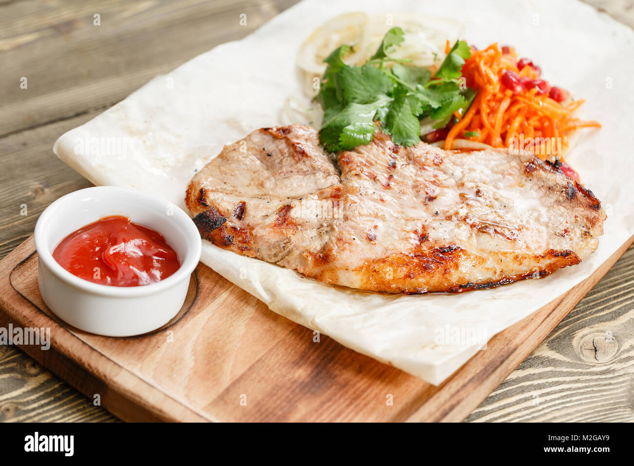 Grill Steak de porc. Servir sur une planche en bois sur une table rustique. Restaurant Barbecue menu, une série de photos de différentes viandes Banque D'Images