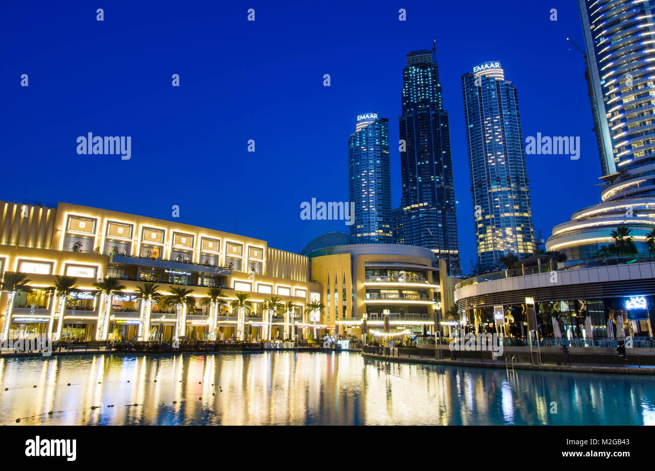 Dubaï, Émirats arabes unis - 5 février 2018 : centre commercial de Dubaï se reflète dans l'architecture moderne de la fontaine à l'heure bleue. Le centre commercial de Dubaï est le plus grand m Banque D'Images