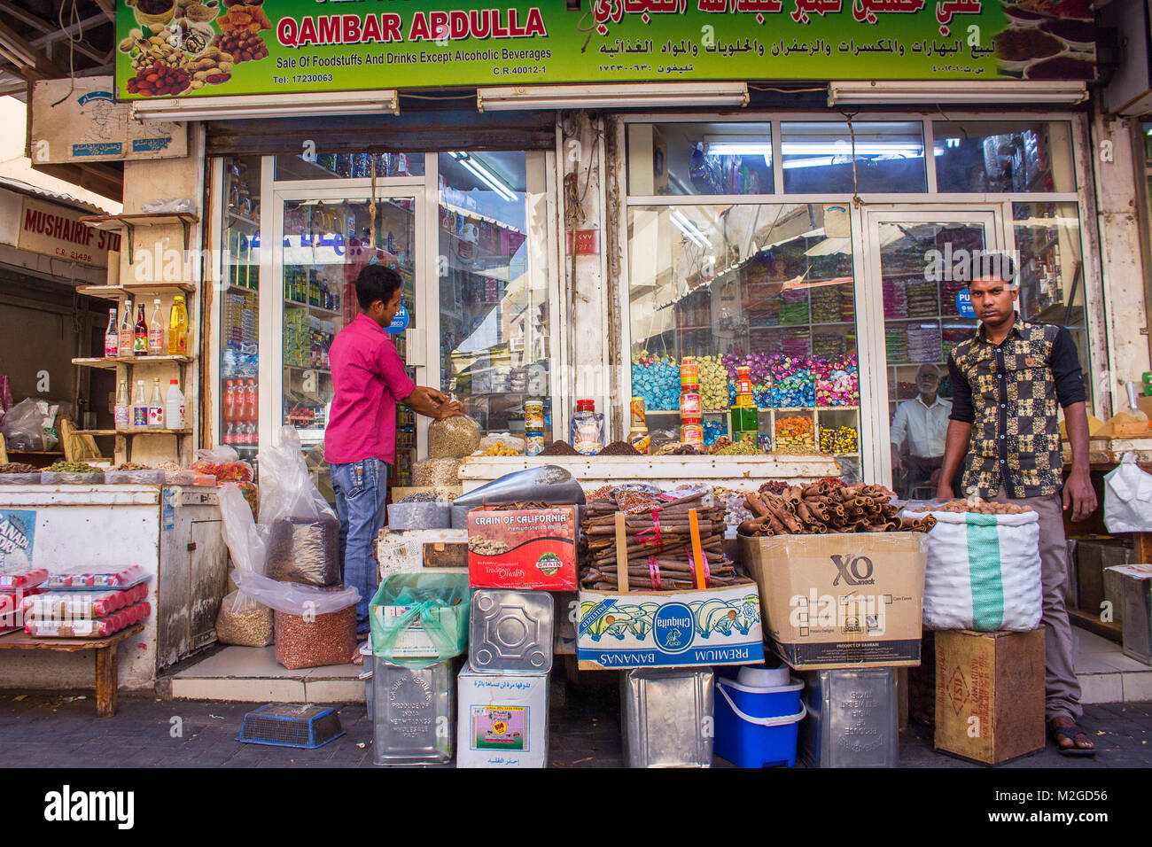 Assistant de magasin en face d'un décrochage de l'épicerie dans un marché à Manama, Bahreïn, Banque D'Images