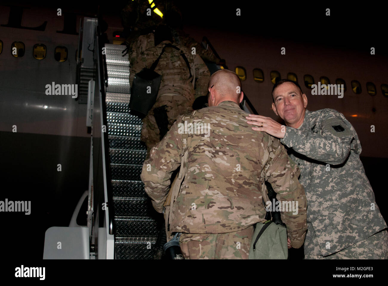 Le brig. Le général Robbie Asher, Oklahoma Garde nationale Chef d'état-major interarmées, serre la main avec des soldats de la 2-149TH AV comme ils le bord d'un avion à destination de l'Afghanistan. Le déploiement de soldats va mener des evasan opérations à l'appui de l'opération Enduring Freedom. L'Armée (Photo par le Sgt. Daniel Nelson) top brass aller vers le déploiement de 029 soldats de la Garde nationale par Oklahoma Banque D'Images