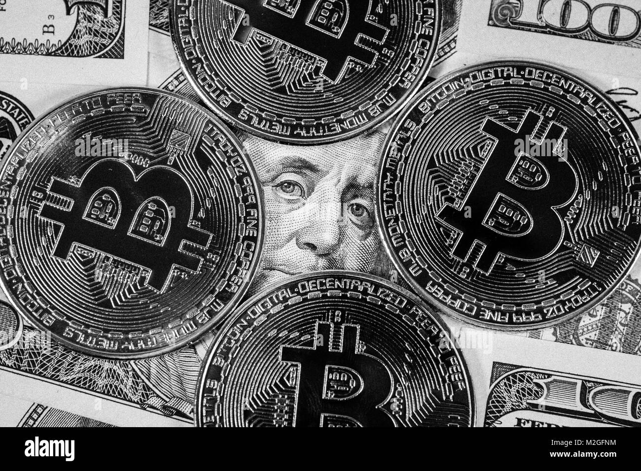 Coin bitcoin d'or sur le dollar us close up. Banque D'Images