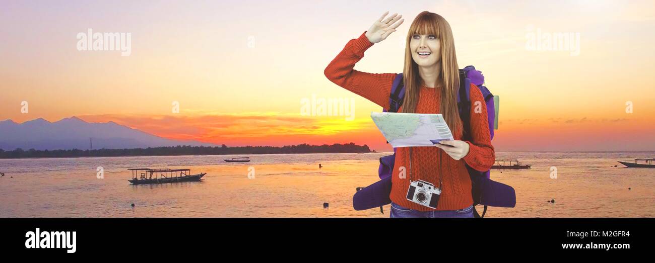 Femme avec sac de voyage et la carte en face de paysage de mer Banque D'Images