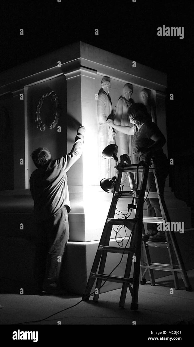 Traitants de travailler pour réparer les fissures sur la surface de la tombe de l'inconnu au cimetière national d'Arlington, en Virginie, en 2010. Les réparations à la tombe de l'inconnu se sont déroulés la nuit de ne pas perturber l'expérience des visiteurs. (Photo fournie par Amy Hollis) 100422-A-EC999-009 par norfolkdistrict Banque D'Images