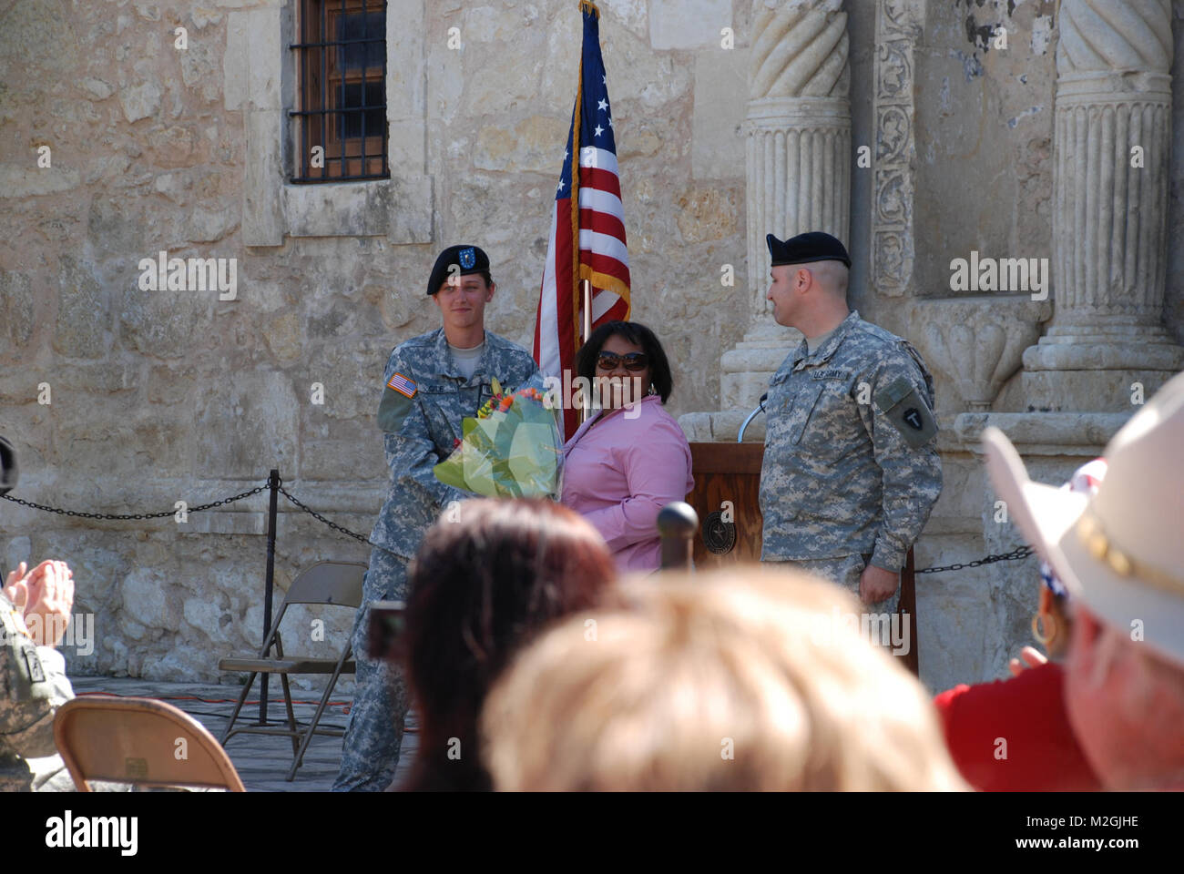San Antonio, Texas (25 avr 2010) - Les membres de l'Army National Guard Texas 162e Compagnie médicale de soutien de rendre un hommage au cours d'une cérémonie de déploiement effectué ici dimanche à l'Alamo. La 162e Compagnie médicale de soutien de secteur fournira des soins essentiels aux membres militaires sur le champ de bataille. L'invité d'honneur le président, Brig. Le général Joyce L. Stevens a reconnu et il a remercié les soldats pour leurs services désintéressés de leur nation. (Photo : Maria SPC Moy, JFTX-PAO) Mme Début par Texas Département militaire Banque D'Images