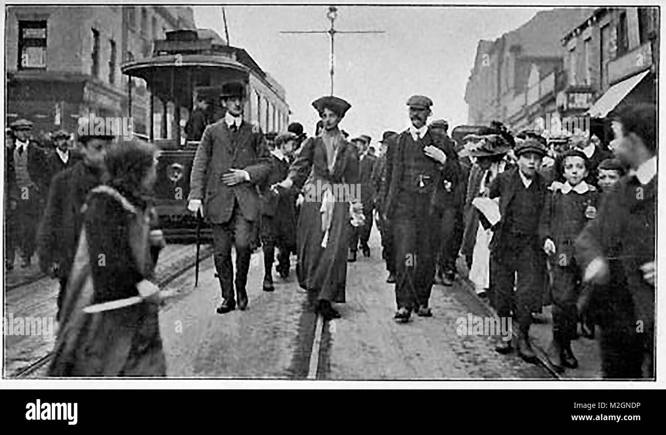 Les suffragettes - Lady Constance Lytton (Lady Constance Georgina Bulwer-Lytton) défilant avant de jeter une pierre sur la voiture de Lloyd George 9 Octobre 1909 fenêtre Banque D'Images