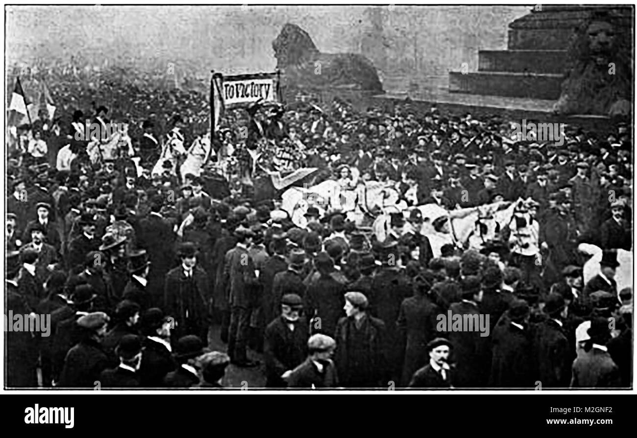 Les suffragettes - foules rassemblées pour accueillir et Emmeline Pankhurst Sylvain & Mme Leigh sur la libération de prison le 19 décembre 1908 Banque D'Images