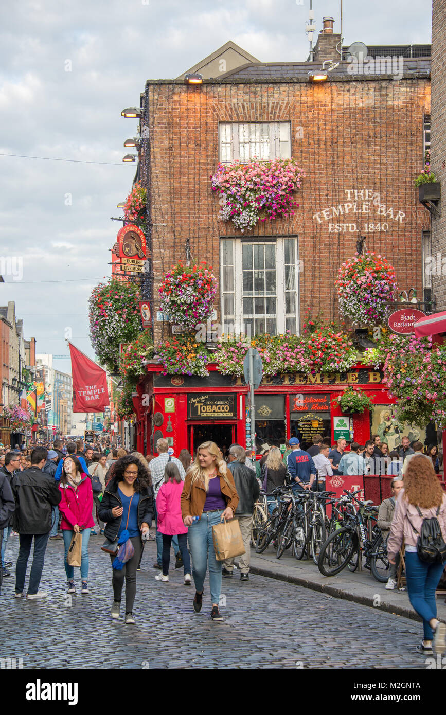 DUBLIN, IRLANDE - Août 12 : Les gens dans la rue en face du célèbre Temple Bar, à Dublin, Irlande Banque D'Images