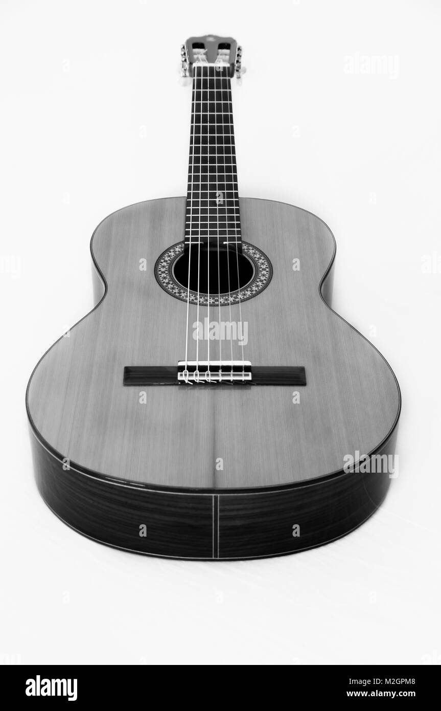 La guitare classique en position verticale. Photo en noir et blanc Banque D'Images