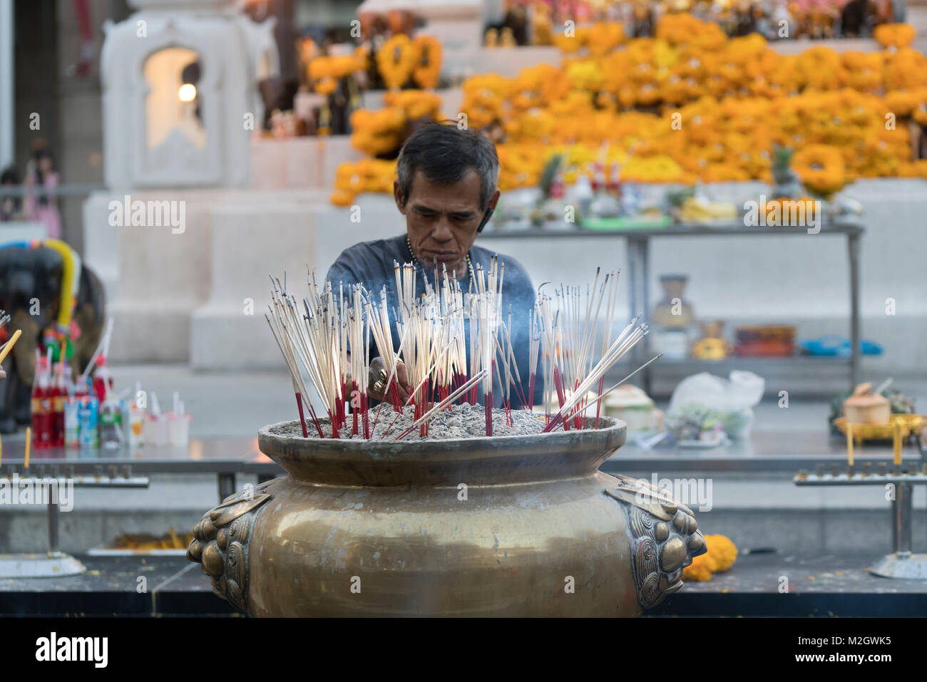 Le fidèle prie en sanctuaire Trimurti (dieu de l'amour) rue temple de Ratchadamri Road, Bangkok, Thaïlande Banque D'Images