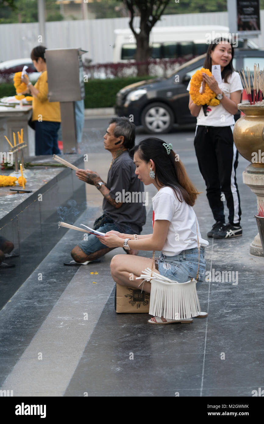 Des fidèles prient dans Trimurti Shrine (dieu de l'amour) rue temple de Ratchadamri Road, Bangkok, Thaïlande Banque D'Images