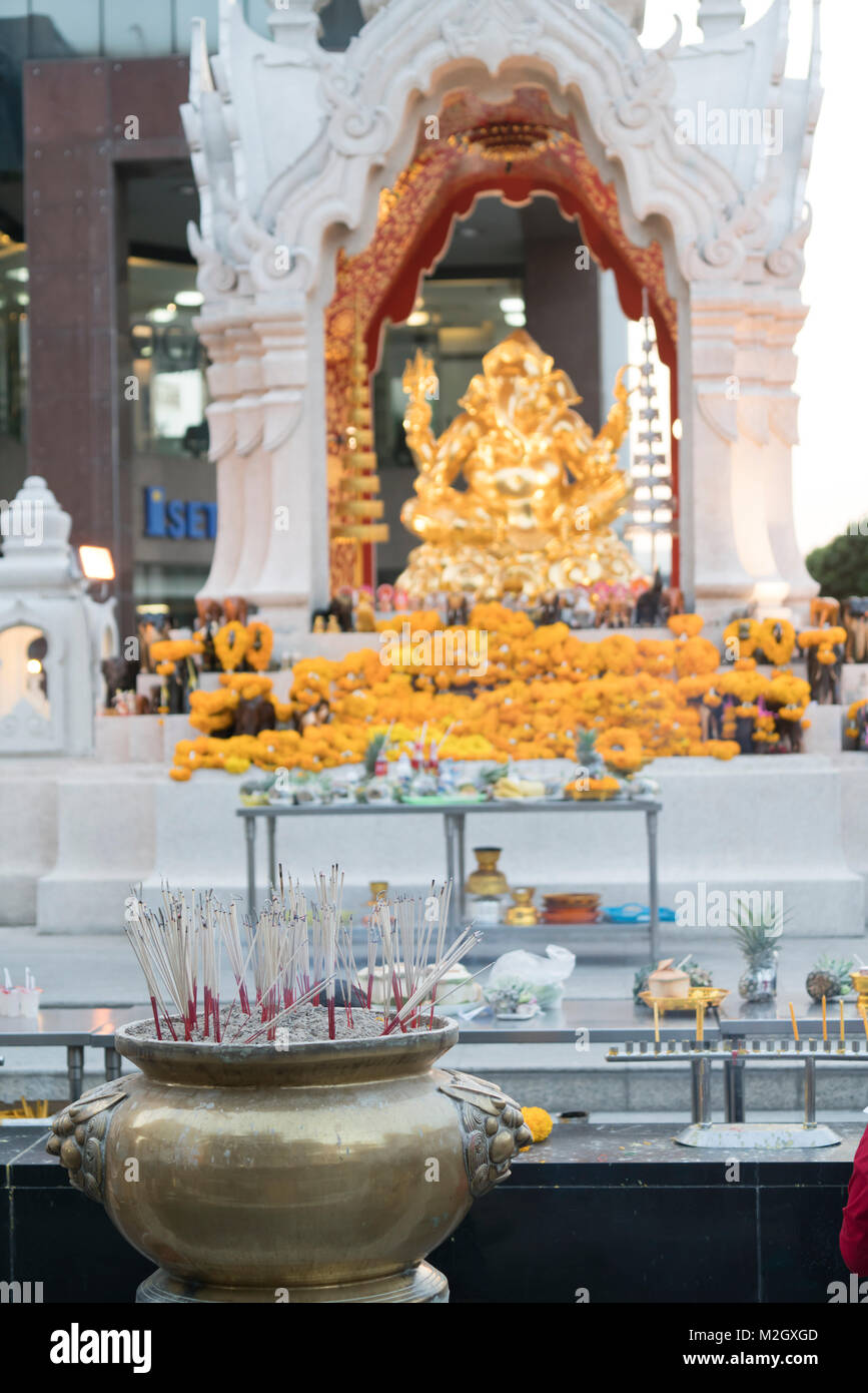 Des fidèles prient dans Trimurti Shrine (dieu de l'amour) rue temple de Ratchadamri Road, Bangkok, Thaïlande Banque D'Images