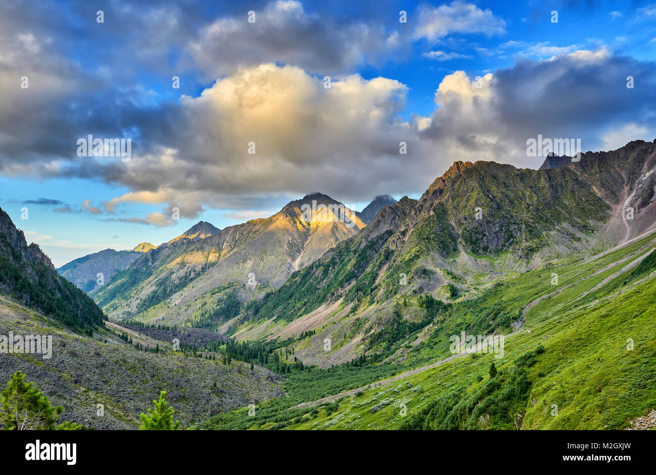 Ciel du soir avec les cumulus au-dessus de la vallée de montagne. Hauts plateaux alpins dans l'Est de Sayan. La Russie Banque D'Images