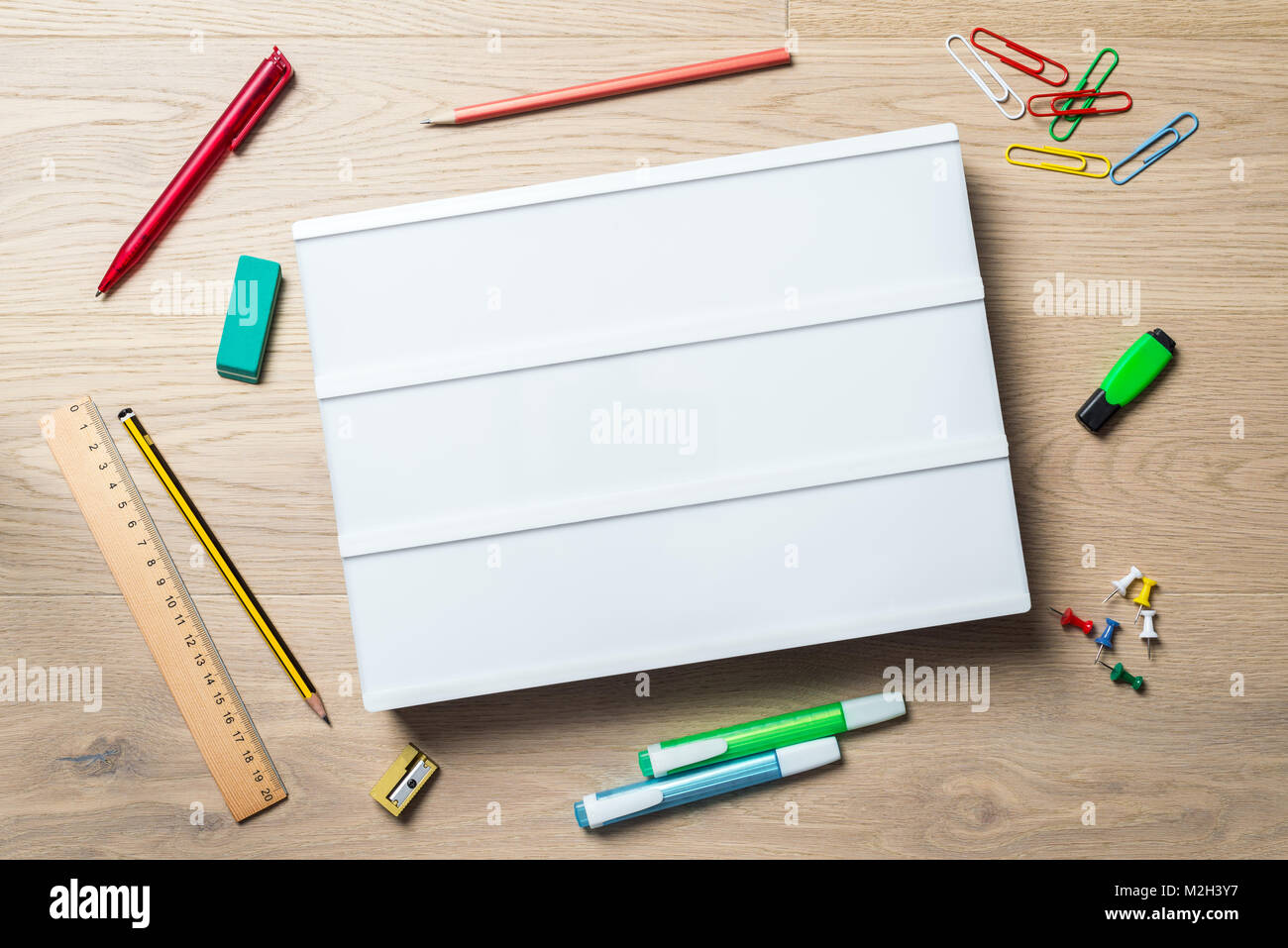 Blank.jpg avec copie espace pour la rédaction d'un message se trouvant sur office 24 avec stylo, crayon, un surligneur et la règle qu'une télévision pondre de bird's eye view Banque D'Images