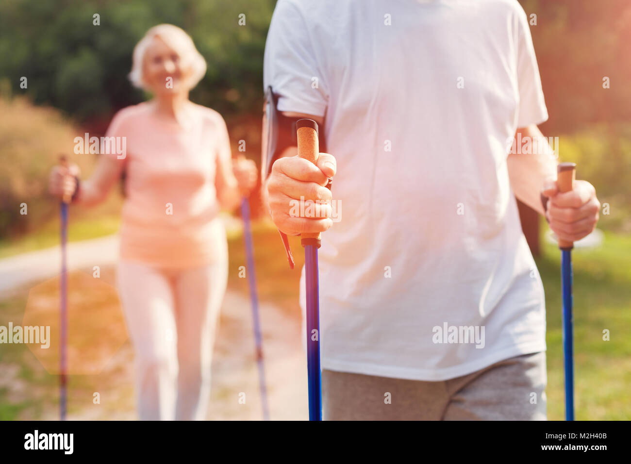 Homme âgé marcher avec sa femme Banque D'Images Homme âgé marcher avec sa femme Banque D'Images