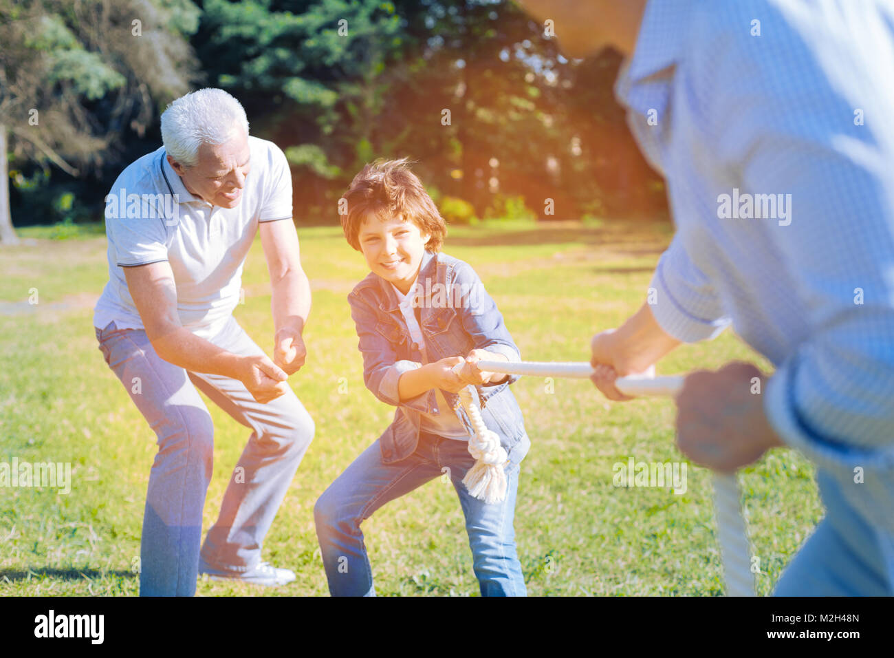 Adorable petit-fils de grand-père en concurrence avec le père Banque D'Images