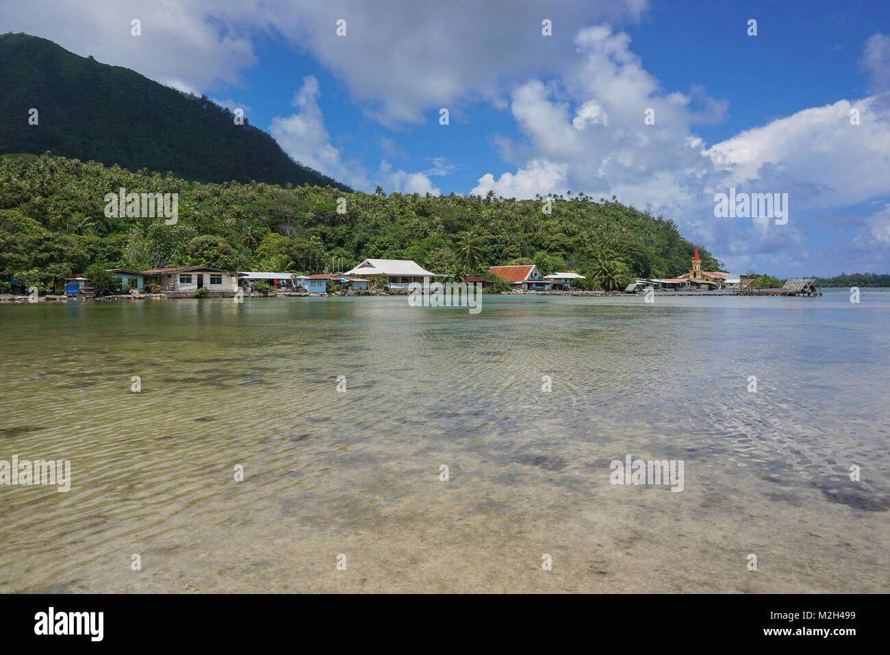 L'île de Huahine en Polynésie française, le village de Maeva sur le rivage du lac d'eau salée Faune Nui, Pacifique sud Banque D'Images
