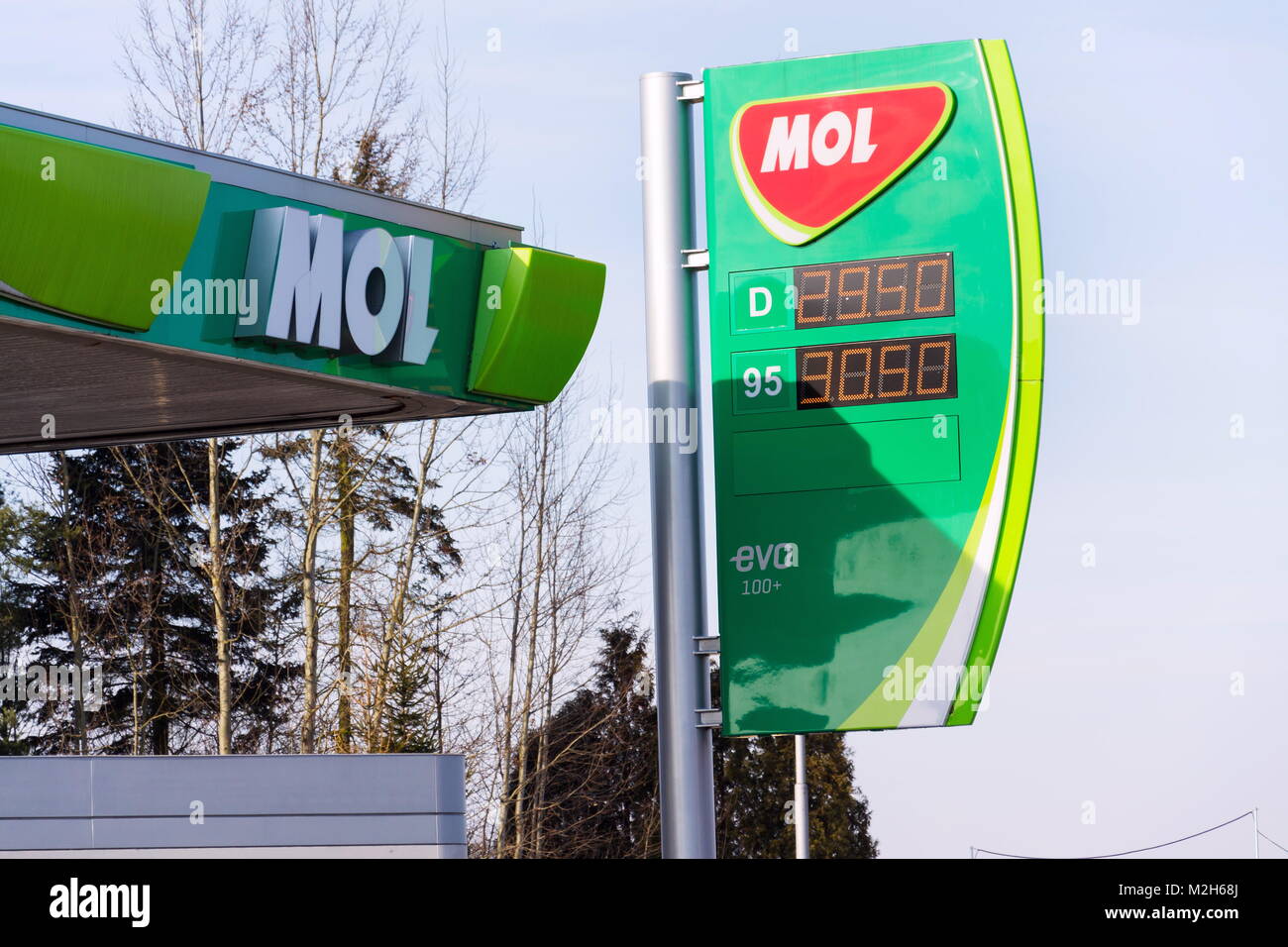 TABOR, RÉPUBLIQUE TCHÈQUE - 6 février 2018 : MOL group international oil and gas company logo sur station de carburant le 6 février 2018 à Tabor, République Tchèque Banque D'Images