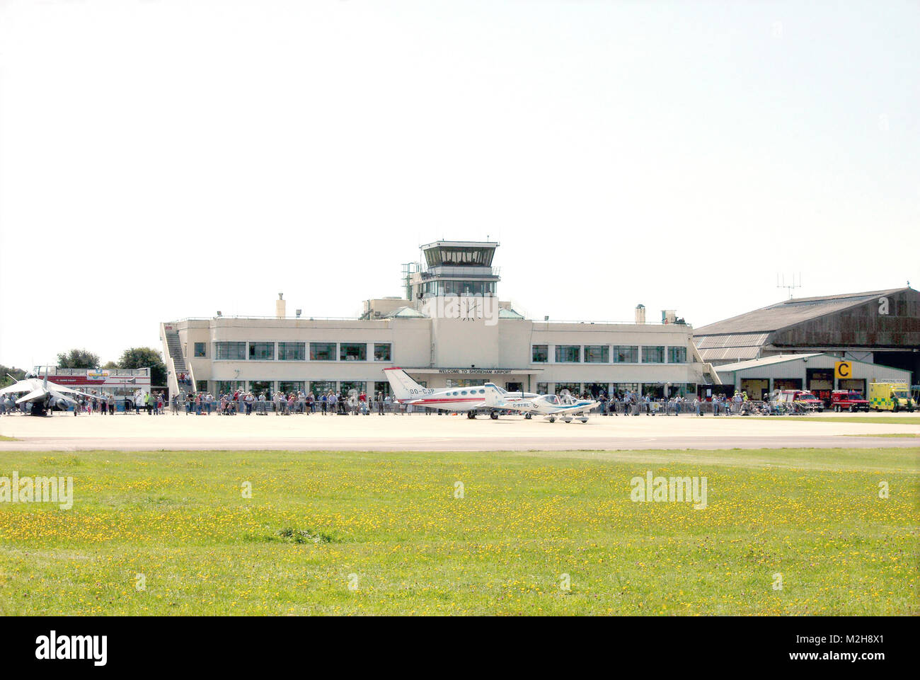 Tour de contrôle de la circulation aérienne et bâtiment principal du terminal, l'aéroport de Shoreham, Shoreham-by-Sea, West Sussex, Angleterre. Banque D'Images