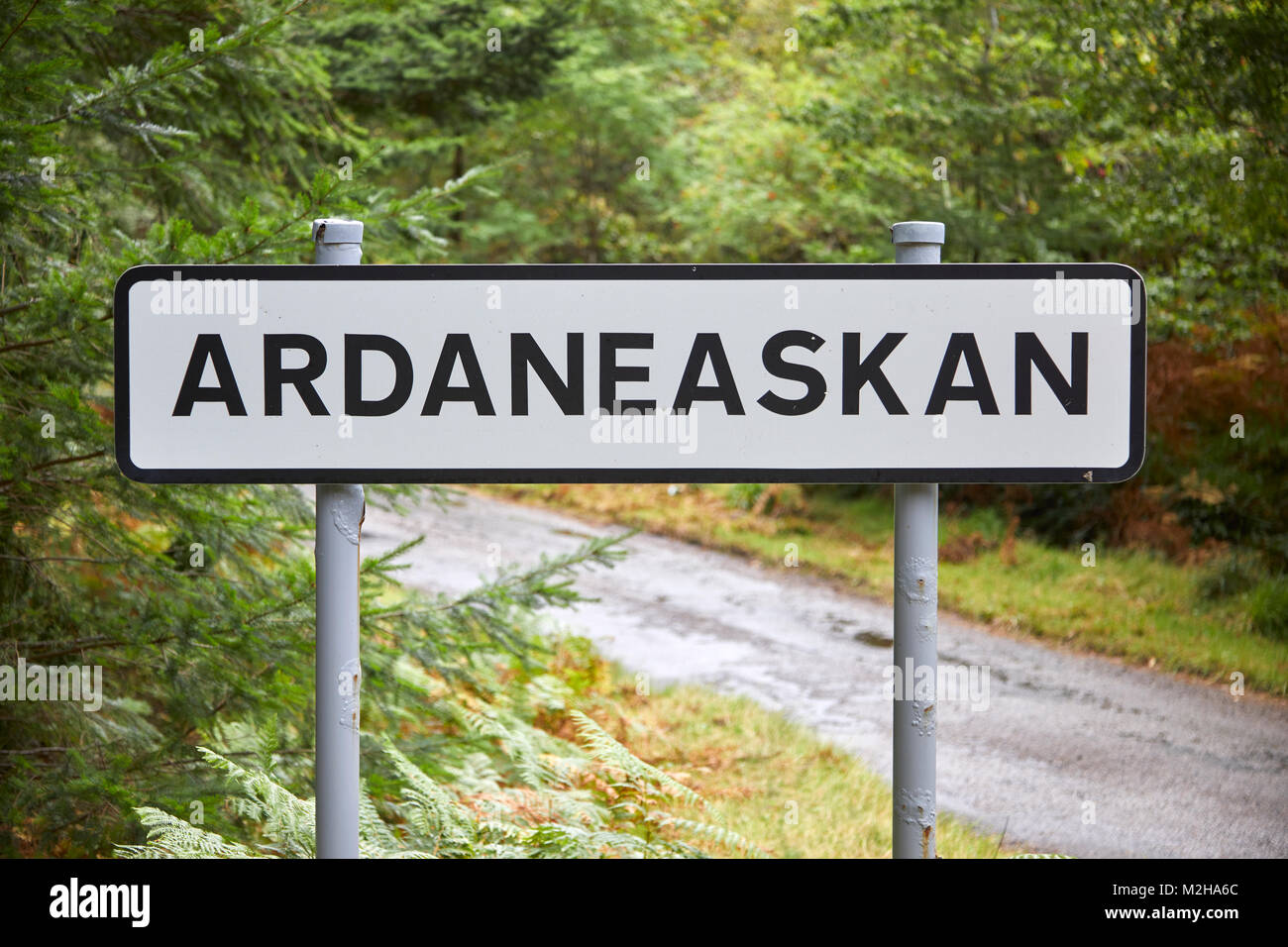 Pour signer en bordure de village de Ardaneaskan sur voie unique chemin forestier. Ross-shire Banque D'Images