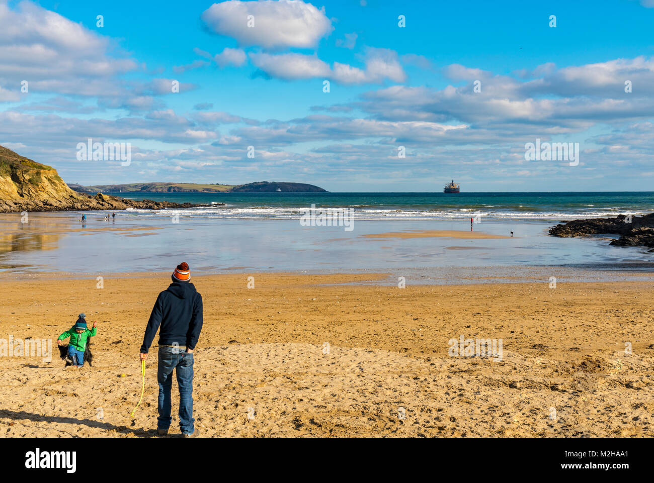 Les gens sur la plage de Maenporth à Cornwall, UK Banque D'Images