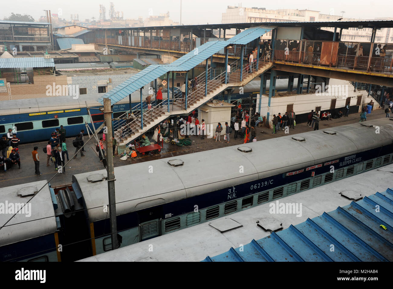 Les passagers voyagent à la gare ferroviaire de New Delhi en Inde Banque D'Images