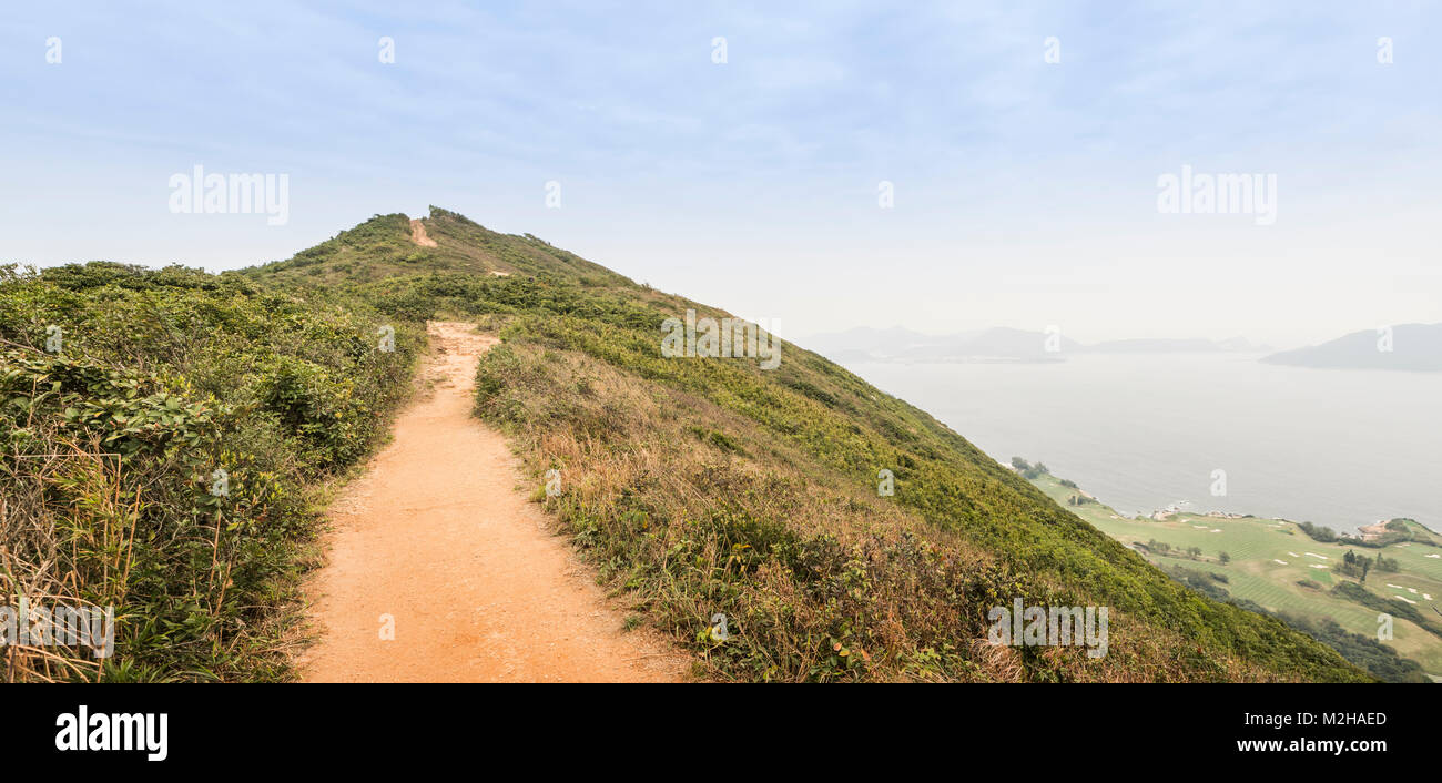 Dragon's Back trail donnant sur Shek O sur l'île de Hong Kong. La Chine. Banque D'Images