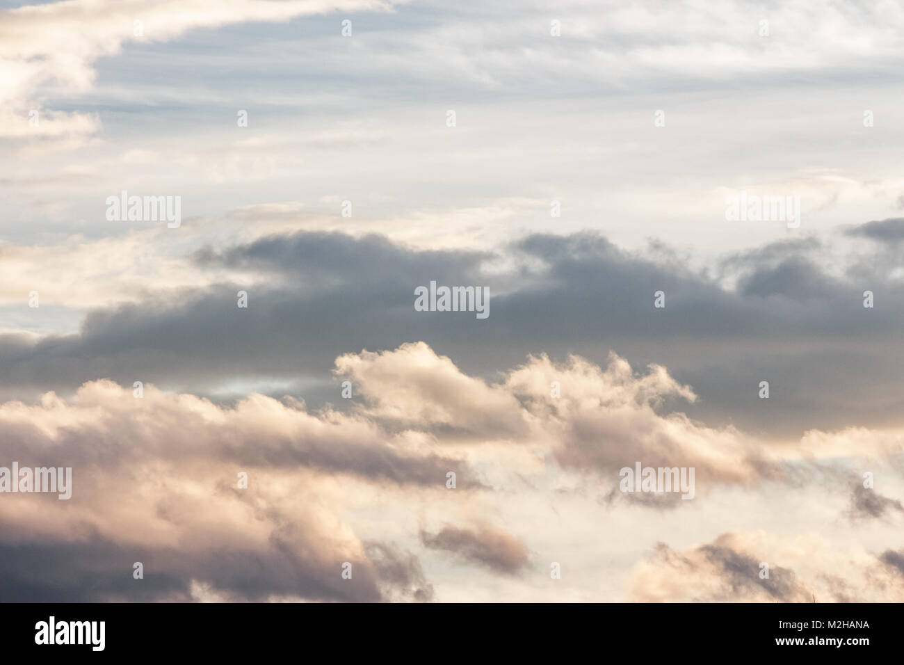 Beau ciel nuageux au coucher du soleil. Résumé des formations de nuages colorés dans de l'or par la lumière du soleil à partir de ci-dessous. belle nature background Banque D'Images