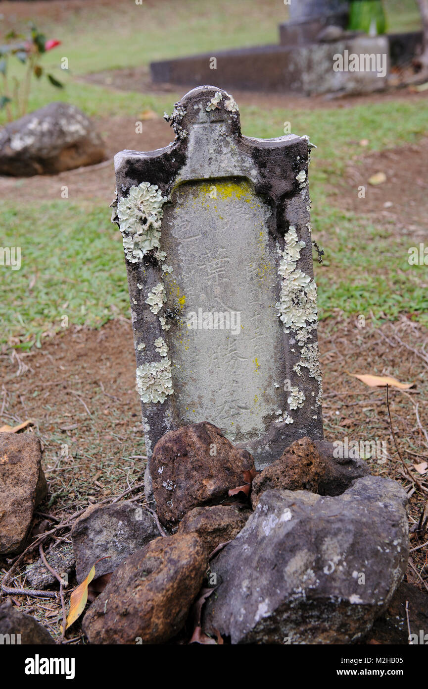 Pierre tombale de tombstone et grave avec des caractères chinois sculpté, le cimetière de la société Wo Tong Kohala Kohala,, Big Island, Hawaii, USA Banque D'Images