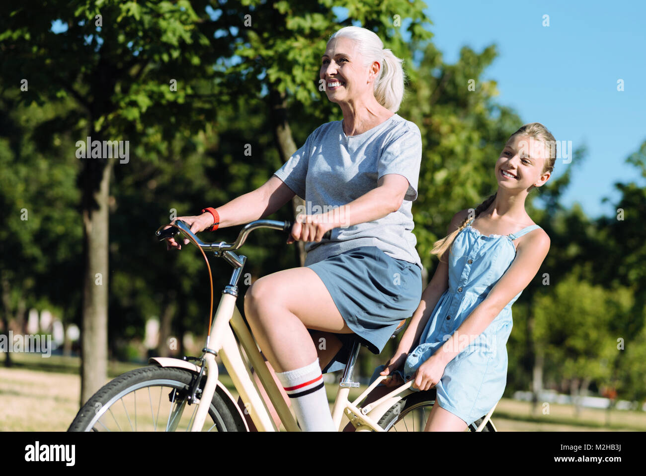 Personnes âgées positive woman riding a bike Banque D'Images