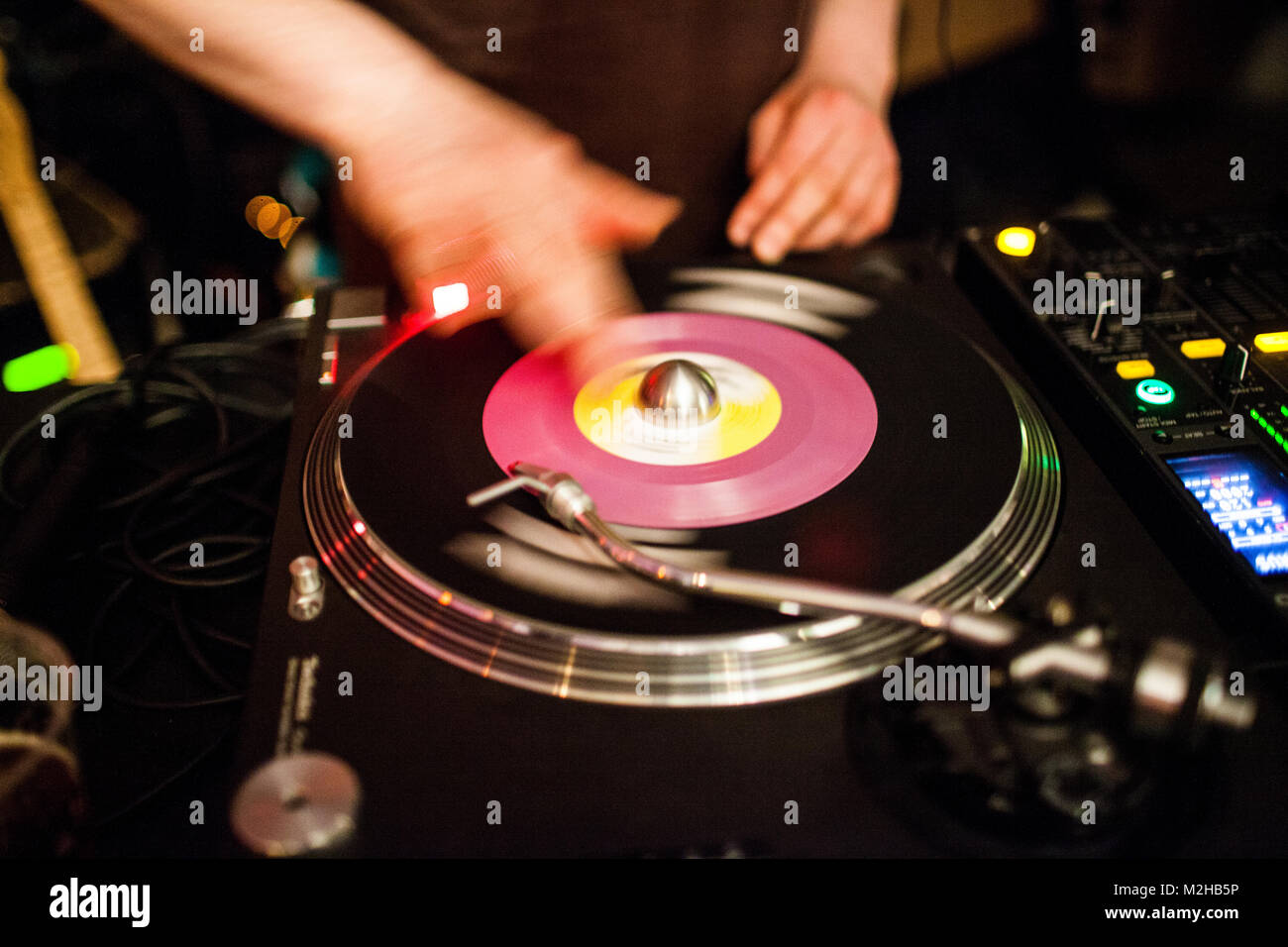 Un DJ est la rotation d'un record de 7' sur ses roues d'acier - le classique et dossiers préférés dvd Technics 1210. Danemark 2013. Banque D'Images