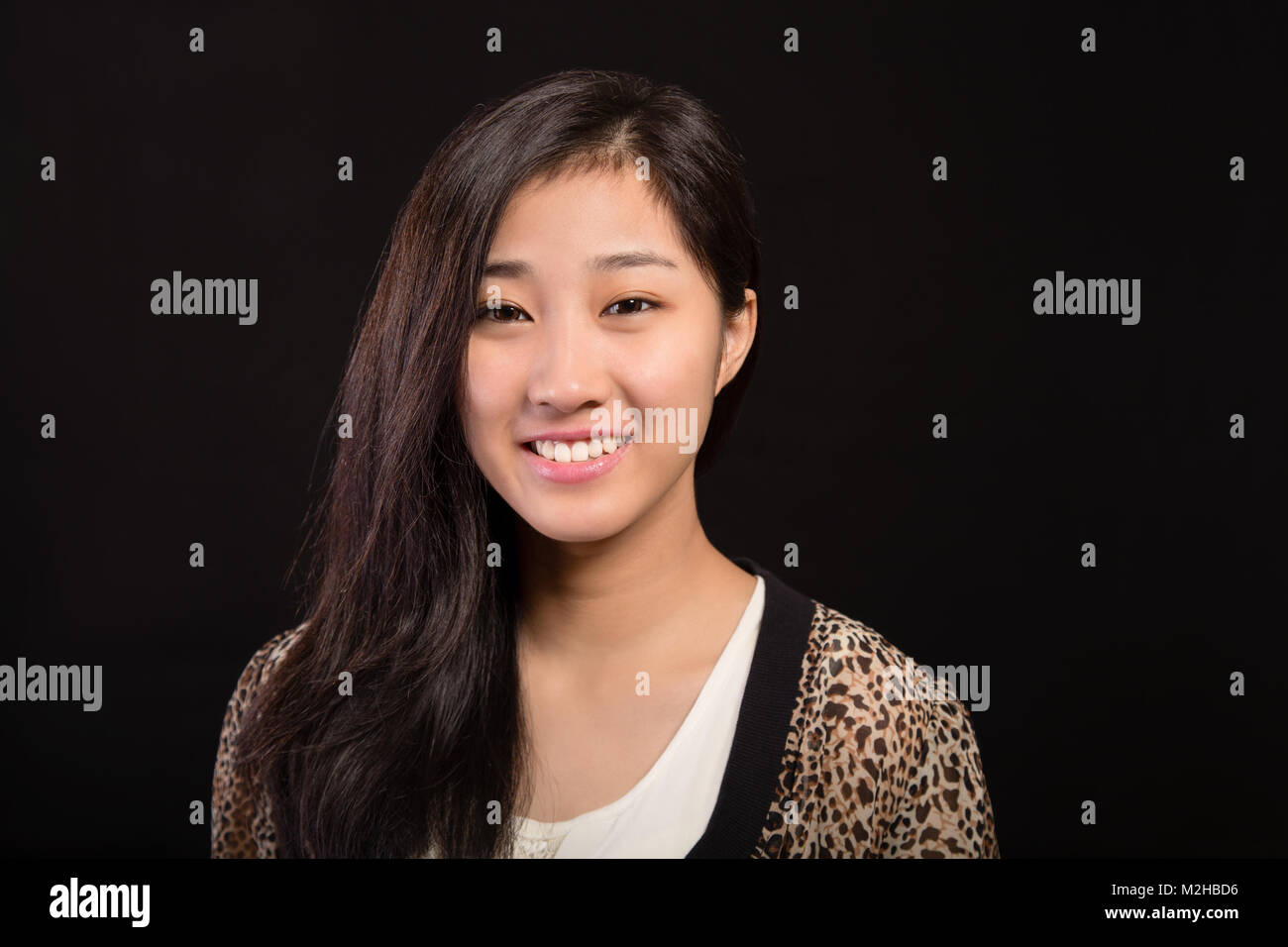 Touche Bas Portrait de femme chinoise avec tiger imprimer haut sur fond  noir Photo Stock - Alamy